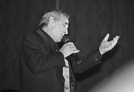 Charles Aznavour im September 1988 anlässlich des "Festivals des amerikanischen Films" im französischen Deauville; Quelle: Wikipedia bzw. Wikimedia; Urheber: Roland Godefroy;  Lizenz CC-BY-SA 3.0.; Diese Datei ist unter der Creative Commons-Lizenz Namensnennung 3.0 Unported lizenziert. Es ist erlaubt, die Datei unter den Bedingungen der GNU-Lizenz für freie Dokumentation, Version 1.2 oder einer späteren Version, veröffentlicht von der Free Software Foundation, zu kopieren, zu verbreiten und/oder zu modifizieren; es gibt keine unveränderlichen Abschnitte, keinen vorderen und keinen hinteren Umschlagtext. Der vollständige Lizenztext ist im Kapitel GNU-Lizenz für freie Dokumentation verfügbar.