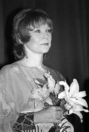 Shirley MacLaine im September 1987 anlässlich des "Festivals des amerikanischen Films" im französischen Deauville;  Quelle: Wikipedia bzw. Wikimedia;  Urheber: Roland Godefroy; Lizenz CC-BY-SA 3.0. 