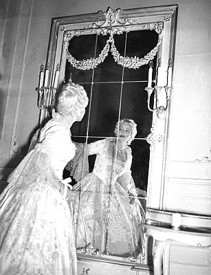 Lisa Della Casa 1950 bei den "Salzburger Festspielen" als Gr�fin Madeleine in der Oper "Capriccio" von Richard Strauss; Foto mit freundlicher Genehmigung der �sterreichischen Nationalbibliothek (�NB); Urheber/Autor: United States Information Service (USIS); Rechteinhaber/Copyright USIS / �NB Wien; Datierung: 1950; Bildarchiv Austria (Inventarnummer Signatur: US 20.518)