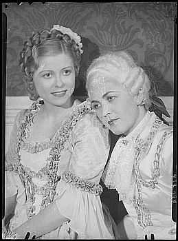 Maria Cebotari als Susanna und Martha Rohs als Cherubino in der Mozart-Oper "Die Hochzeit des Figaro", aufgef�hrt am 27.10.1941 im Gro�en Redoutensaal der "Wiener Hofburg": Inszenierung: Oscar Fritz Schuh, Dirigent: Karl B�hm; mit Paul Sch�ffler als Figaro; Foto mit freundlicher Genehmigung der �sterreichischen Nationalbibliothek (�NB); Urheber: Hans Dietrich (1868�1950) bzw, "Fotoagentur "Dietrich & Co": Datierung: 27.10.1941: Copyright Hans Dietrich/�NB/Wien; Bildarchiv Austria (Inventarnummer/Signatur 437.198�B)