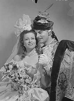 Maria Cebotari als Laura und Fred Liewehr als der "Bettelstudent" Symon Rymanowicz in der in der Opereztte "Der Bettelstudent" Foto mit freundlicher Genehmigung der �sterreichischen Nationalbibliothek (�NB); Urheber: Trude Dietrich (1907�1981) bzw, "Fotoagentur "Dietrich & Co": Datierung: 28.03.1949; Copyright Trude Dietrich/�NB/Wien; Bildarchiv Austria (Inventarnummer/Signatur 415.803�B)
