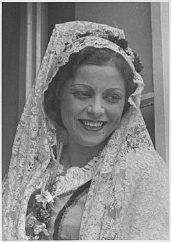 Maria Cebotari 1938 bei den "Salzburger Festspielen" als Zerlina in der Mozart-Oper "Don Giovanni"; Foto mit freundlicher Genehmigung der �sterreichischen Nationalbibliothek (�NB);K�rperschaft: Weltbild; Datierung: 14.07.1938: Copyright �NB/Wien; Bildarchiv Austria (Inventarnummer/Signatur P 142)