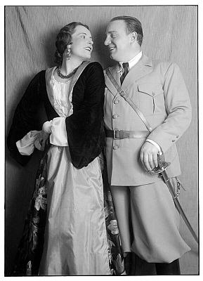 Jarmila Novotná in der Titelrolle zusammen mit Richard Tauber als "Octavio" in der Uraufführung der Operette "Giuditta", fotografiert von Trude Dietrich (1907–1981); Foto mit freundlicher Genehmigung der Österreichischen Nationalbibliothek (ÖNB); Körperschaft/Urheberin: Trude Dietrich;; Datierung: 20.01.1934; Rechteinhaber/Copyright ÖNB Wien,Trude Dietrich; Bildarchiv Austria (Inventarnummer 269.326-C)