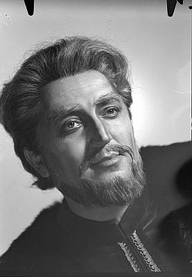 Fritz Wunderlich am 16. Dezember 1964 in der Rolle des Giovanni Pierluigi da Palestrina1) in der Oper "Palestrina" von Hans Pfitzner (Musik/Libretto), inszeniert von Hans Hotter, Dirigent: Robert Heger; Foto mit freundlicher Genehmigung der �sterreichischen Nationalbibliothek (�NB); Urheberin/Autorin: Trude Dietrich; Rechteinhaber/Copyright Trude Dietrich / �NB Wien; Datierung: 16.12.1964; Bildarchiv Austria (Inventarnummer 550275-B) 