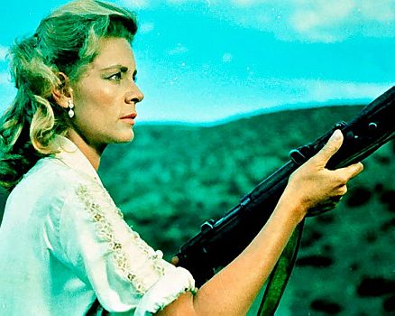 "Brennendes Indien" (1959, "North West Frontier"): Szenenfoto mit Lauren Bacall als Gouvernante Catherine Wyatt; mit freundlicher Genehmigung von Pidax-Film, welche das Abenteuer Anfang Dezember 2022 auf DVD herausbrachte.