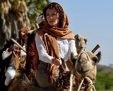 "Afrika, mon amour": Szenenfoto mit Iris Berben als Katharina von Strahlberg; mit freundlicher Genehmigung von Pidax Film, welche den Dreiteiler am 28.08.2025 auf DVD herausbrachte.
