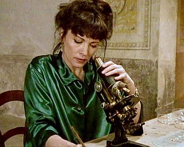 "St. Petri Schnee": Szenenfoto mit Iris Berben als Bakteriologin Bibiche; mit freundlicher Genehmigung von Pidax Film, welche  die Literaturverfilmung am 5. Februar 2026 auf DVD herausbrachte.