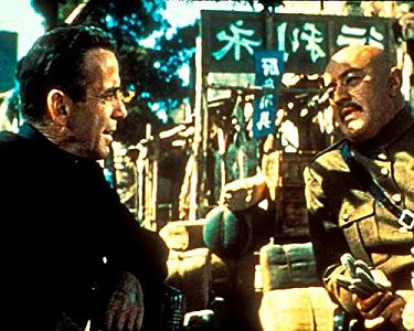 "Die linke Hand Gottes": Szenenfoto mit Humphrey Bogart als Jim Carmody und Lee J. Cobb als General Mieh Yang; mit freundlicher Genehmigung von Pidax-Film, welche das Drama Mitte November 2018 auf DVD herausbrachte.
