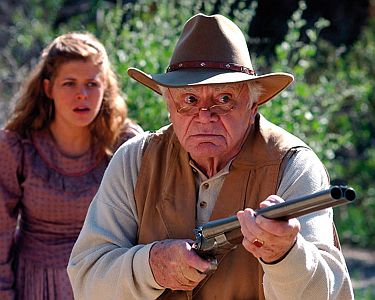 "Das Halbblut": Szenenfoto mit Ernest Borgnine als Farmer Eugene; mit freundlicher Genehmigung von Pidax-Film, welche die Produktion Ende Januar 2015 auf DVD herausbrachte.