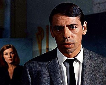 "Verleumdung":  Szenenfoto mit Jacques Brel als Lehrer Jean Doucet; mit freundlicher Genehmigung von Pidax Film, welche den Thriller Anfang M�rz 2019 auf DVD herausbrachte.
