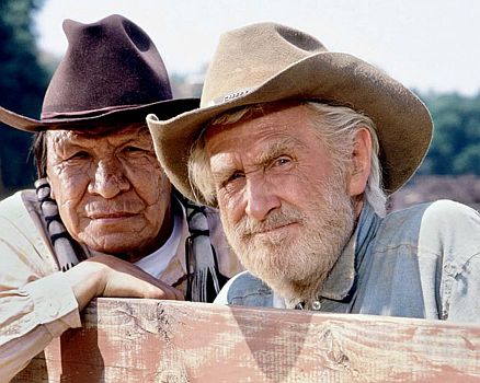 "Go West" (19931994; "Harts Of The West"): Szenenfoto mit Lloyd Bridges (r.) als der alte "Haudegen" Jake Tyrell und Saginaw Grant (19362021) als Auggie Velasquez, Betreiber des Handeslsposten; mit freundlicher Genehmigung von Pidax-Film, welche die Western-Serie am 14. Juli 2023 auf DVD herausbrachte.