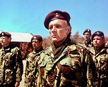 "Die Wildgänse kommen": Szenenfoto mit Richard Burton als Colonel Allen Faulkner; mit freundlicher Genehmigung von Pidax-Film, welche die Produktion Anfang April 2019 auf DVD herausbrachte.
