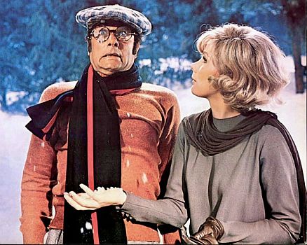 "Monte Carlo Rallye": Szenenfoto mit Tony Curtis als Chester Schofield und Susan Hampshire als Betty; mit freundlicher Genehmigung von Pidax Film, welche die Komdie Anfang Juni 2019 auf DVD sowie erneut am 10. Juli 2025 als Blue-ray herausbrachte.