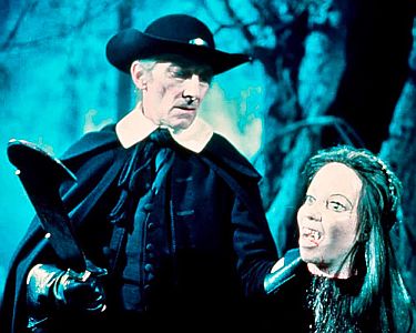 "Draculas Hexenjagd ": Szenenfoto mit Peter Cushing als der religiöse Fanatiker Gustav Weil; mit freundlicher Genehmigung von Pidax-Film, welche den Horrorfilm am 18. November 2022 auf DVD herausbrachte.