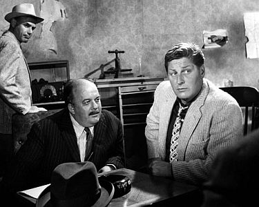 "Auf Wiedersehn": Szenenfoto mit Gnter Pfitzmann (r.) als Willi Kuhlke und Stanislav Ledinek als der Mittelsmann Konrad Czerny; im Hintergrund Joachim Fuchsberger als Ferdinand Steinbichler; mit freundlicher Genehmigung von "Pidax Film", welche die Spionage-Komdie im Dezember 2014 auf DVD herausbrachte.