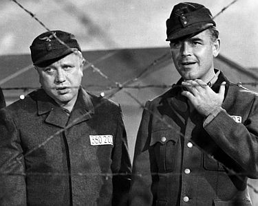 "Auf Wiedersehn": Szenenfoto mit Joachim Fuchsberger (r.) als Ferdinand Steinbichler und Werner Peters als Paul Blümel; mit freundlicher Genehmigung von "Pidax Film", welche die Spionage-Komödie im Dezember 2014 auf DVD herausbrachte.