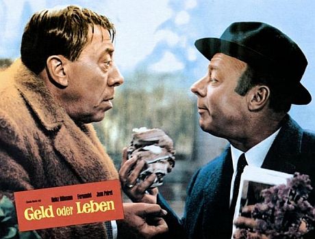Fernandel (Hauptkassierer Migue) und Heinz Rühmann (Oberbuchhalter Schmidt) in der Krimikomödie "Geld oder Leben" (1966); Foto freundlicherweise zur Verfügung gestellt von "Pidax Film"