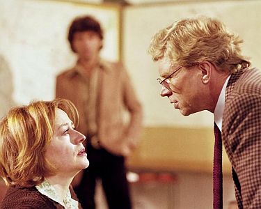 "Jedem seine Hlle -Autopsie eines Monsters": Szenenfoto mit Annie Girardot als Madeleine und Hardy Krger als Kommissar Bolar; mit freundlicher Genehmigung von Pidax Film, welche den Psychothriller am 04.09.2025 auf DVD herausbrachte.