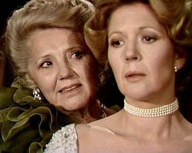 "Olympia": Szenenfoto mit Christiane Hrbiger als Prinzessin Olympia und Jane Tilden als deren Mutter Eugenie mit freundlicher Genehmigung von Pidax Film, welche die dramatische Komdie am 11. September 2025 auf DVD herausbrachte.