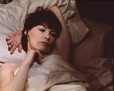 "Die romantische Engländerin": Szenenfoto mit Glenda Jackson als Elizabeth, Ehefrau des erfolgreichen Schriftstellers Lewis Fielding (Michael Caine); mit freundlicher Genehmigung von Pidax-Film, welche die britisch-französische Produktion im Juni 2021 auf DVD herausbrachte.