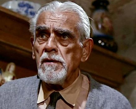 "Im Banne des Dr. Monserrat":  Szenenfoto mit Boris Karloff als Hypnotiseur Professor Marcus Monserrat; mit freundlicher Genehmigung von Pidax Film, welche den Science-Fiction-Gruselfilm am 9. Oktober 2025 auf DVD herausbrachte.