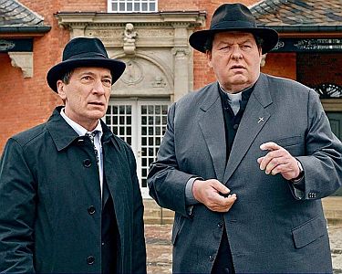 "Pfarrer Braun" - 13. "Die Grten des Rabbiners": Szenenfoto mit Rudolf Kowalski als Rabbi Chaijm Seelig und Ottfried Fischer als Pfarrer Braun; mit freundlicher Genehmigung von Pidax Film, welche weitere sechs Folgen (Vol. 3) der Krimireihe Mitte Mai 2021 auf DVD herausbrachte.