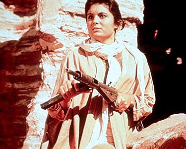 "Brennender Sand": Szenenfoto mit Daliah Lavi; mit freundlicher Genehmigung von Pidax Film, welche das Abenteuer am 30. Juni 2017 auf DVD herausbrachte.