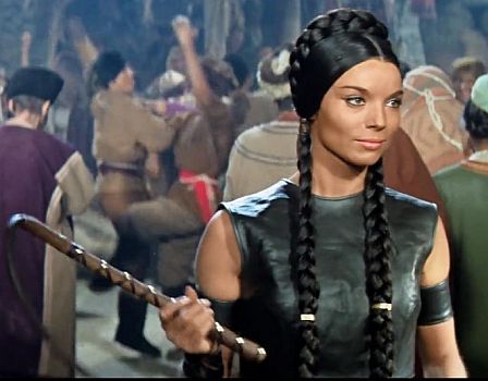 "Im Reich des Kublai Khan": Szenenfoto mit Elsa Martinelli als "das Mdchen mit der Peitsche"; mit freundlicher Genehmigung von Pidax-Film, welche das Abenteuer Anfang November 2020 auf DVD herausbrachte.