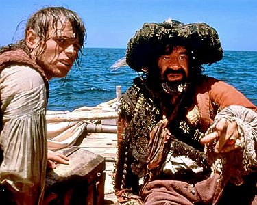 "Piraten": Szenenfoto mit Walter Matthau (r.) als Piratenkapitän Thomas B. Red; mit freundlicher Genehmigung von Pidax-Film, welche das Abenteuer am 10.06.2022 auf DVD herausbrachte.