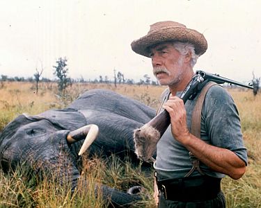 "Brüll den Teufel an" (auch: "Zwei wie Hund und Katz"): Szenenfoto mit Lee Marvin als Colonel Flynn O’Flynn; mit freundlicher Genehmigung von "Pidax Film", welche das Abenteuer am 9. Oktober 2025 auf DVD herausbrachte.