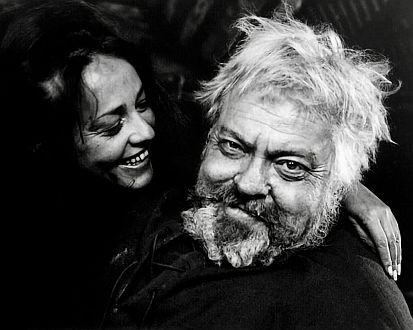 "Falstaff" / "Chimes at Midnight" / "Campanadas a medianoche" (1965): Szenenfoto mit Jeanne Moreau als Dortchen Lakenreißer und Orson Welles als Falstaff; mit freundlicherGenehmigung von "Pidax Film", welche die Produktion am 18. April 2024 auf DVD herausbrachte.