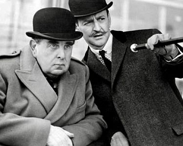 "Die Morde des Herrn ABC": Szenenfoto mit Robert Morley als Arthur Hastings und Tony Randall als Hercule Poirot; mit freundlicher Genehmigung von Pidax-Film, welche den Krimi im Dezember 2018 auf DVD herausbrachte.