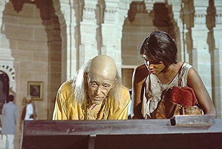 "Kim – Geheimdienst in Indien": Szenenfoto mit Peter O'Toole als der weise Lama und  Ravi Sheth als Kim; mit freundlicher Genehmigung von Pidax-Film, welche die Produktion am 05.02.2021 auf DVD herausbringt.