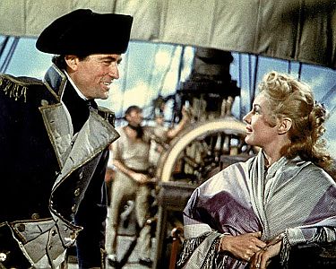 "Des Knigs Admiral": Szenenfoto mit Gregory Peck als Horatio Hornblower und mit Virginia Mayo als Lady Barbara Wellesley; mit freundlicher Genehmigung von "Pidax Film", welche das Abenteuer Anfang September 2022 auf DVD herausbrachte.