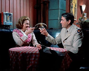 "Captain Newman": Szenenfoto mit Gregory Peck als Captain Josiah Newman und Angie Dickinson als Lieutenant Francie Corum; mit freundlicher Genehmigung von "Pidax Film", welche die Produktion im Mrz 2016 auf DVD herausbrachte.