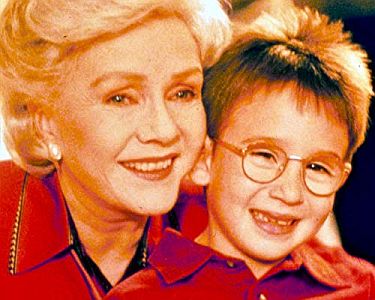 "Ein ganz besonderer Weihnachtswunsch": Szenenfoto mit Debbie Reynolds als Großmutter Ruth und Ian Meltzer als Justin; mit freundlicher Genehmigung von Pidax-Film, welche den Film Mitte Oktober 2018 auf DVD herausbrachte.