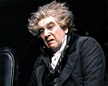Szenenfoto mit Peter Ustinov als Ludwig van Beethoven in "Beethovens Zehnte"; mit freundlicher Genehmigung von Pidax-Film, welche die Komödie im Mai 2022 auf DVD herausbrachte
