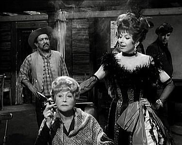 "Prairie-Saloon": Szenenfoto mit Loni Heuser (l.) als Saloon-Betreiberin Mary Pennywater und Beate Hasenau als Lilli, Star im "Prairie-Saloon"; mit freundlicher Genehmigung von "Pidax Film", welche das Westen-Musical Anfang Mai 2024 auf DVD herausbrachte.