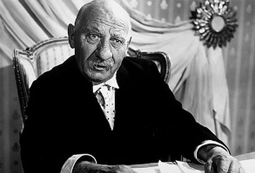 Szenenfoto mit Heinrich Gretler in dem Film "Der 42. Himmel"; Quelle: cyranos.ch bzw. Archiv "Praesens-Film AG" Zürich", mit freundlicher Genehmigung von Peter Gassmann (Praesens-Film AG, Zürich); Copyright Praesens-Film AG