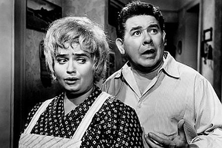 Szenenfoto mit Trude Herr und Peter W. Staub als Ehepaar Beilfleiss in dem Film "Der 42. Himmel"; Quelle: cyranos.ch bzw. Archiv "Praesens-Film AG" Zürich", mit freundlicher Genehmigung von Peter Gassmann (Praesens-Film AG, Zürich); Copyright Praesens-Film AG