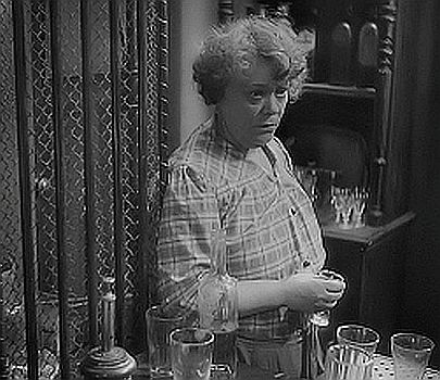 Rosa Valetti als Bardame in dem Klassiker"M" (1931); Quelle: cyranos.ch bzw. Archiv "Praesens-Film AG" Zrich", mit freundlicher Genehmigung von Peter Gassmann (Praesens-Film AG, Zrich);