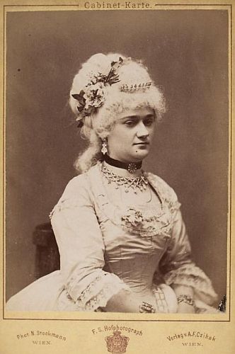 Rollenportrait Lisa Helwig, fotografiert von Nikolaus Stockmann (1832 – 1905); Quelle: "Theatermuseum Wien" (Inventarnummer: FS_PK169328alt); Lizenz: CC BY-NC-SA 4.0