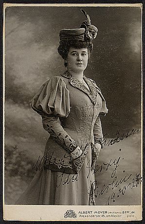 Zivilportrait von Ida Perry um 1910, fotografiert von Hof-Photograph Albert Meyer (18571924); Quelle: theatermuseum.at; Inv. Nr.: FS_PK242565aalt; Lizenz: CC BY-NC-SA 4.0