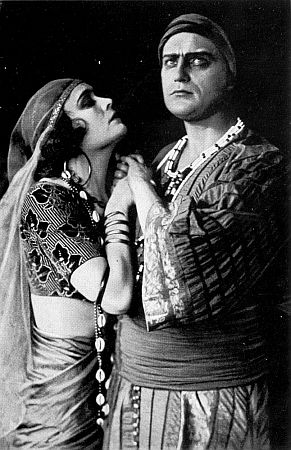 Pola Negri als die schöne Tänzerin und Harry Liedtke als der Stoffhändler Nur-al-Din in dem Stummfilm "Sumurun" von Regisseur Ernst Lubitsch;