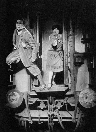 Der Sensationsdarsteller Harry Piel in seinem Stummfilm "Abenteuer im Nachtexpress" (1925); Quelle: virtual-history.com; Lizenz: gemeinfrei