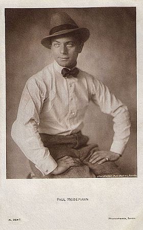 Paul Heidemann etwa 1928 auf einer Fotografie von Mac Walten (1892–1943); Quelle: Wikimedia Commons; Photochemie-Karte Nr. 2547: Lizenz: gemeinfrei