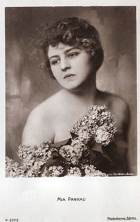 Mia Pankau auf einer Fotografie von Mac Walten (18721944?); Quelle: filmstarpostcards.blogspot.com; Photochemie-Karte Nr. 2262; Lizenz: gemeinfrei
