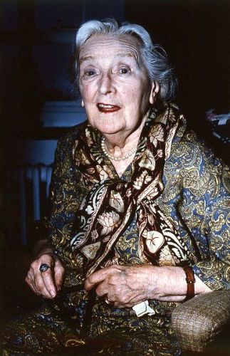Portrait von Dame Sybil Thorndike in ihrem Haus in Chelsea (London) im Jahre 1973; Quelle: Wikimedia Commons; Urheber: Allan Warren) (www.allanwarren.com); Lizenz: CC-BY-SA 3.0. 