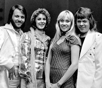 ABBA am 26. April 1974 in der AVRO-Show "TopPop"; Urheber: AVRO; Lizenz: CC BY-SA 3.0; Quelle: Beeld en Geluid Wiki, einer Initiative des "Niederländischen Instituts für Bild und Ton"; bzw. Wikimedia Commons; Originalfoto: FTA001019454 012 con.png