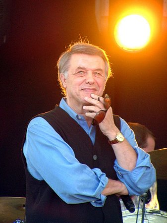 Salvatore Adamo während des Soundchecks für sein Konzert am 13. Juli 2007 in Saint-Amand (Frankreich); Urheber: Wikimedia-User Markfan; Lizenz: CC BY-SA 3.0; Quelle: Wikimedia Commons
